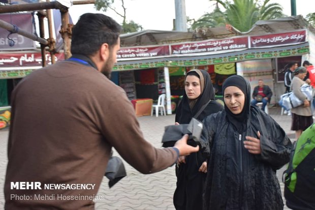 توزیع بسته های فرهنگی به زائران خارجی اربعین در مرز آستارا