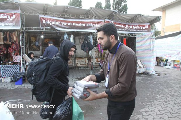 توزیع بسته های فرهنگی به زائران خارجی اربعین در مرز آستارا