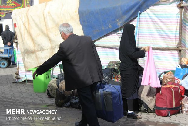 توزیع بسته های فرهنگی به زائران خارجی اربعین در مرز آستارا