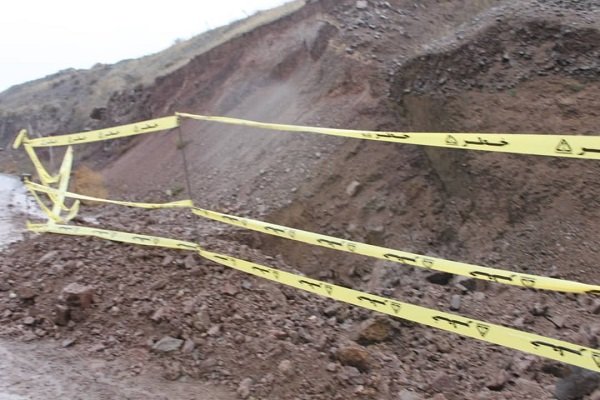 زمین روستای «جوب سرخ» چرداول دچار رانش شد