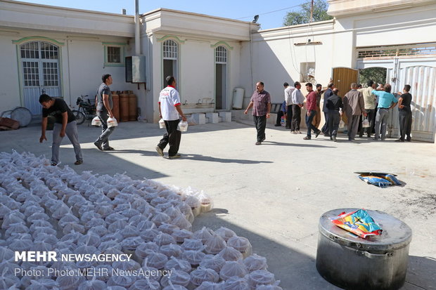 آماده وپخش غذای نذری درشهرستا لارستان به مناسبت رحلت رسول اکرم