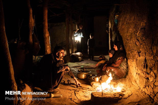 فانوس و آتش منبع اصلی تولید نور و گرما برای خانه های روستاییان است.