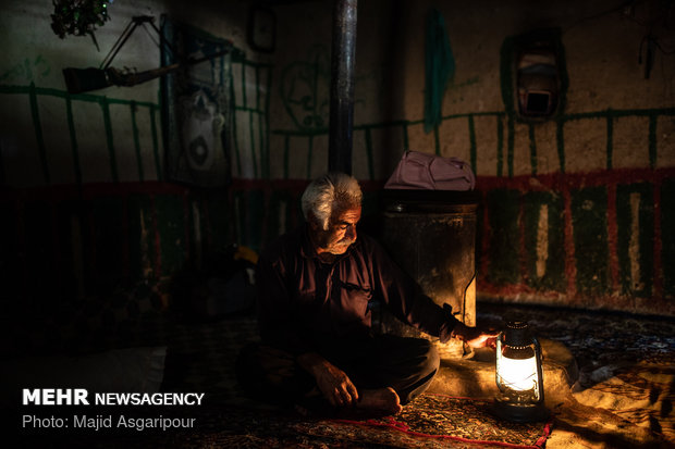 فانوس و آتش منبع اصلی تولید نور و گرما برای خانه های روستاییان است