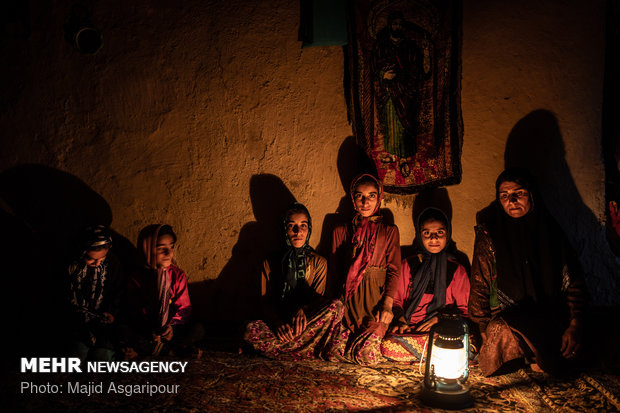 فانوس و آتش منبع اصلی تولید نور و گرما برای خانه های روستاییان است