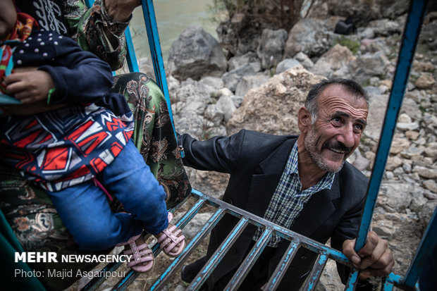 اهالی روستای پندکی در بخش ذلقی برای عبور از مسیر رودخانه ملزم به استفاده از گرگر هستند. این وسیله گاها موجب قطع انگشتان افراد می شود. در مواقعی که آب رودخانه بالا می آید، استفاده از آن غیرممکن می شود و اهالی راه دیگری برای عبور از رودخانه ندارند.