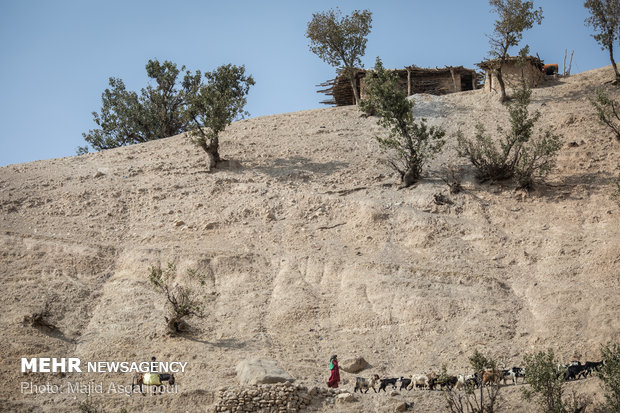 اکثر مسیرهای روستایی در این مناطق مسیرهای باریک و صعب العبوری هستند. این مسیرها را اصطلاحا مالرو می نامند. 