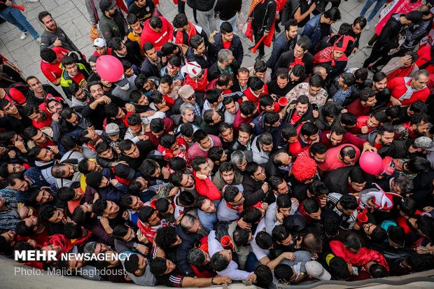 حاشیه هایی از حضور هواداران پرسپولیس در مجموعه ورزشی آزادی