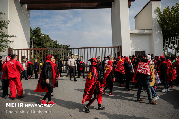 حاشیه هایی از حضور هواداران پرسپولیس در مجموعه ورزشی آزادی