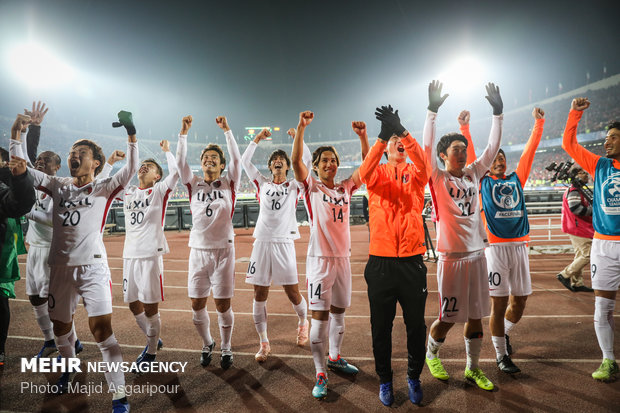 إحتفال نادي "كاشيما" الياباني بفوزه عنوان بطولة آسيا للأندية