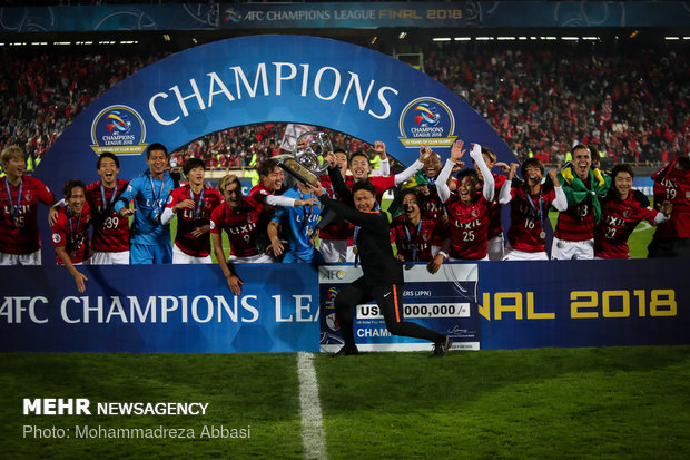 إحتفال نادي "كاشيما" الياباني بفوزه عنوان بطولة آسيا للأندية