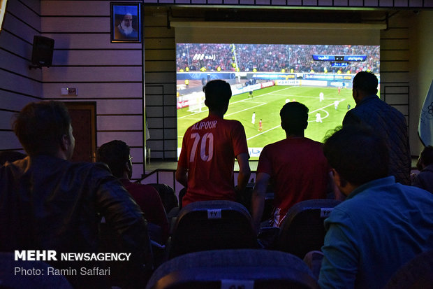 تماشای دیدار تیم های فوتبال پرسپولیس و کاشیما در مشهد