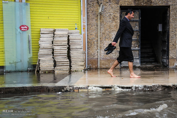 Flooded thoroughfares in SW Iran after severe rainfall 