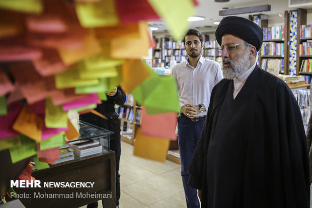 بازدیدحجت الاسلام سیدابراهیم رئیسی   از کتاب فروشی های خیابان انقلاب