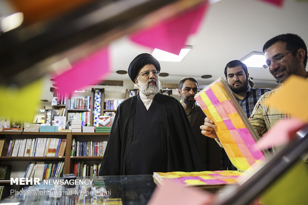 بازدید آیت الله رییسی از کتاب فروشی های خیابان انقلاب