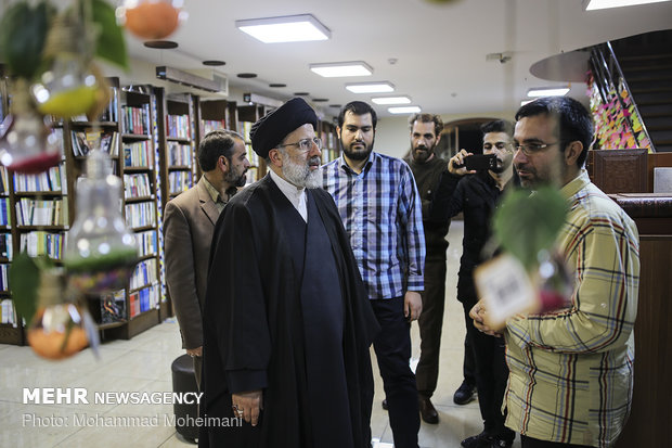 بازدید آیت الله رییسی از کتاب فروشی های خیابان انقلاب