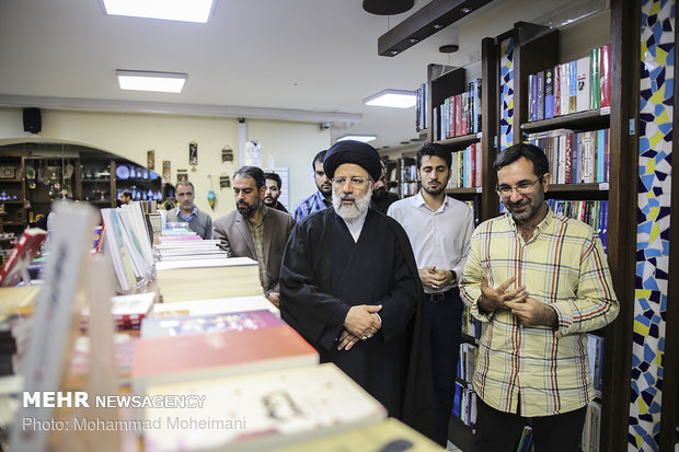بازدید آیت الله رییسی از کتاب فروشی های خیابان انقلاب