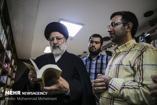 بازدید آیت الله رییسی از کتاب فروشی های خیابان انقلاب
