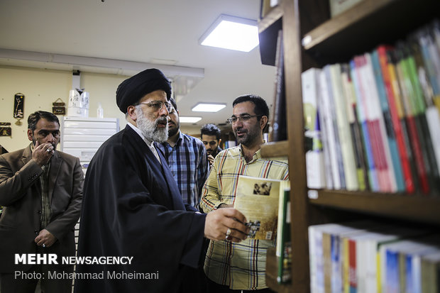 بازدیدحجت الاسلام سیدابراهیم رئیسی   از کتاب فروشی های خیابان انقلاب