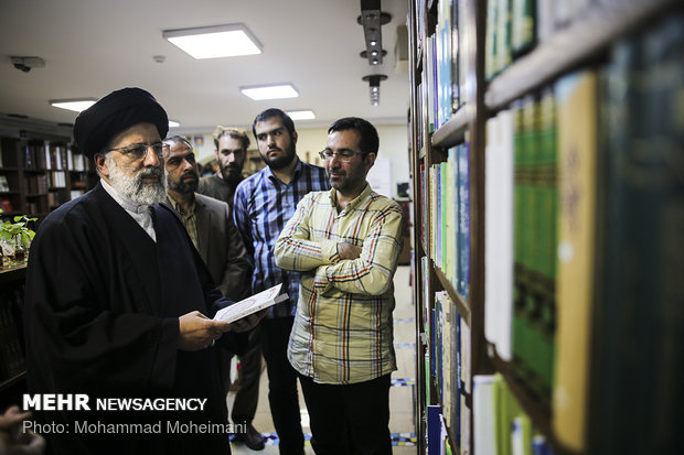 بازدیدحجت الاسلام سیدابراهیم رئیسی   از کتاب فروشی های خیابان انقلاب