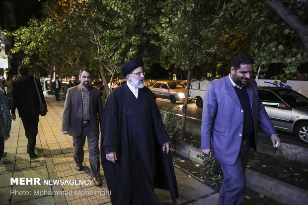 بازدید آیت الله رییسی از کتاب فروشی های خیابان انقلاب