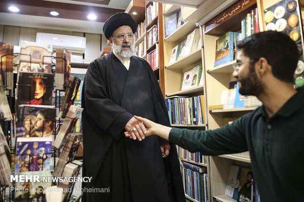 بازدید آیت الله رییسی از کتاب فروشی های خیابان انقلاب