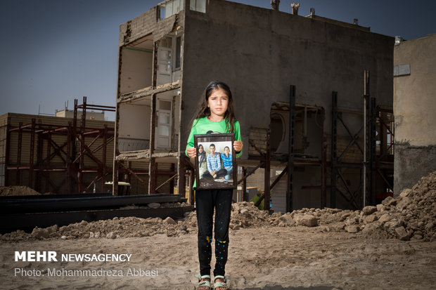 مبینا دختر هشت ساله ای است که در زلزله کرمانشاه مادر و دو برادر خود را از دست داده است.او پس از این حادثه دچار بحران افسردگی شدید شده است او می گوید هر شب خواب مادرش را می بیند که او را دلداری میدهد و او را نوازش میکند