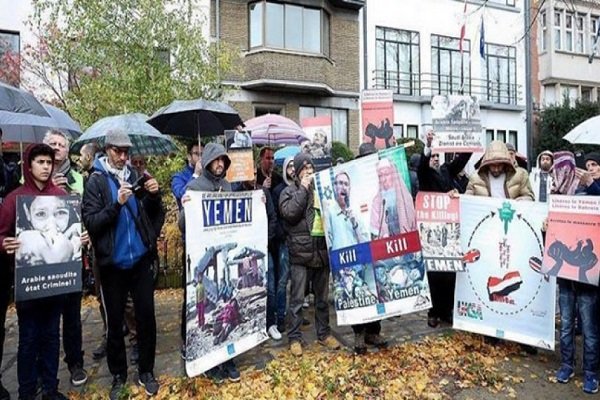 تجمع ضد سعودی یمنی‌های مقیم بلژیک در مقابل سفارت عربستان