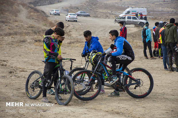 انطلاق سباق الدراجات الهوائية الجبلية في اراك وسط ايران