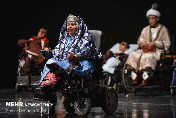 مجموعة من ذوي الحاجات الخاصة في مسرحية "رستم وسهراب" 
