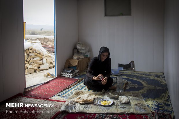 قبل از زلزله خانه پروین همیشه شلوغ بوده می گوید همیشه همه در در کنار هم  غذا میخوردیم از آن روز اکثر روزها تنها هستم