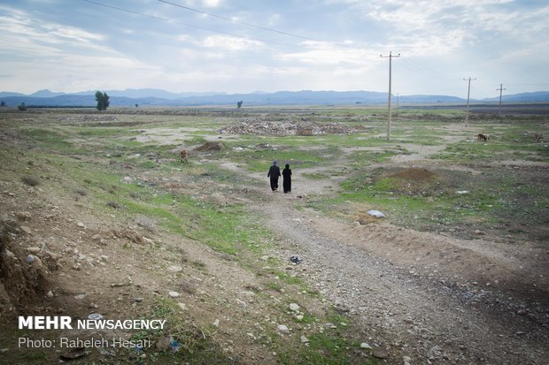 پروین همراه با پدرش به محل اوار و خاک هایی که از خانه تخریبی شان به جا مانده میروند