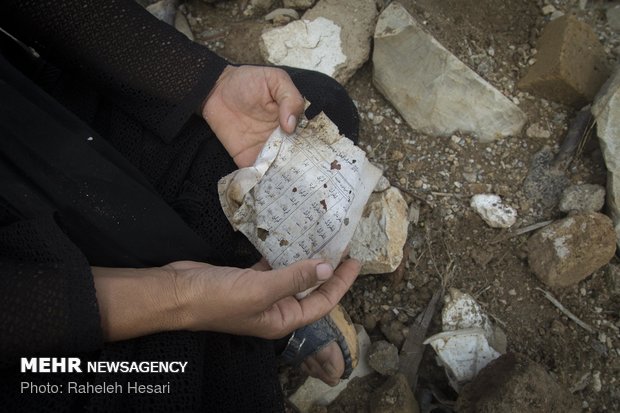 او هر روز لا به لای خاک ها را میگرد تا یادگاری پیدا کند می گوید خواهر بزرگترم در زمان زلزله در حال نماز خواندن و قرآن خواندن بود
