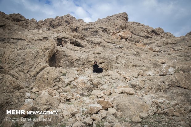 این کوه برای پروین  یاد آور روزهایی است که با خواهر هایش به اینجا می آمدند. او میگوید یک سال است که به تنهایی  اینجا می آیم و  آن روزهای خوب را یادآوری می کنم
