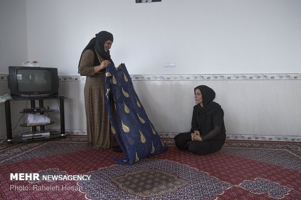 آهو سهرابی همسایه و فامیل پروین است در سالگرد روز زلزله از پروین خواست که لباس های سیاهش را عوض کند و لباس رنگی بپوشد