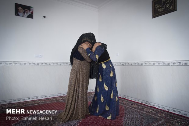 آهو سهرابی همسایه و فامیل پروین است در سالگرد روز زلزله از پروین خواست که لباس های سیاهش را عوض کند و لباس رنگی بپوشد