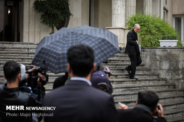 ایرانی صحافی بارش میں کابینہ کے وزراء کے ساتھ  گفتگو کے منتظر
