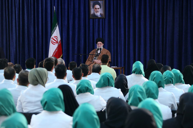 Leader meets Iranian medalist of 2018 Asian Para Games