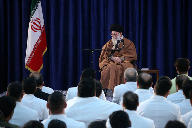 Leader meets Iranian medalist of 2018 Asian Para Games