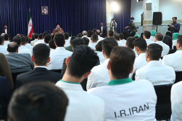 Leader meets Iranian medalist of 2018 Asian Para Games