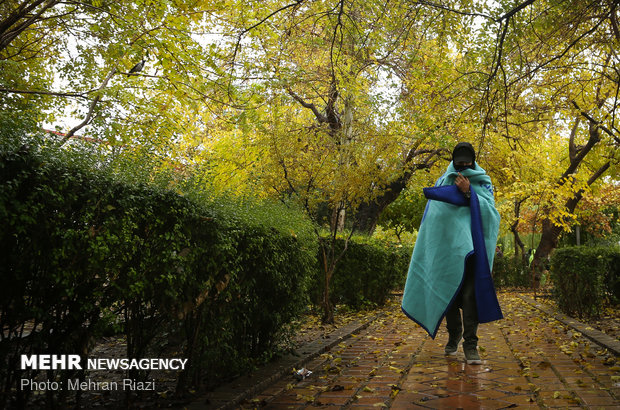 المطر في شوارع طهران المطلية بألوان الخريف