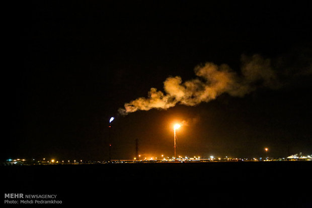 وزارت نفت خود را با پرداخت حق آلایندگی خوزستان وفق دهد