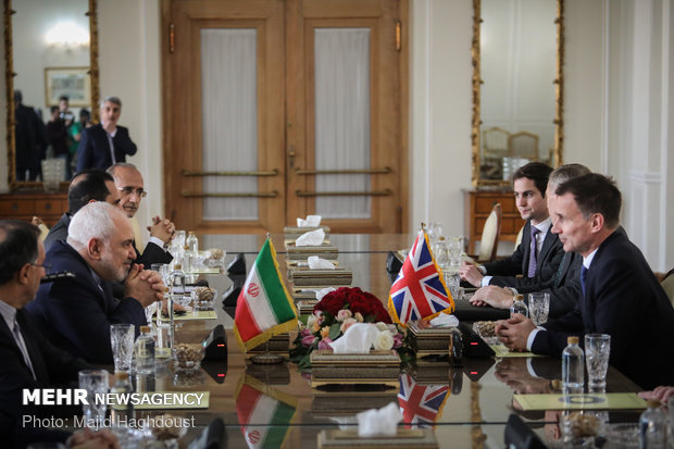 لقاء ظريف بنظيره البريطاني في مبنى وزارة الخارجية 