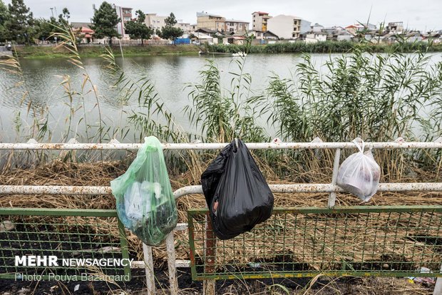تولید زباله توسط شهروندانی  که در حاشیه این تالاب زندگی می کنند نیز از جمله مشکلات این تالاب است.