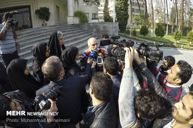 Media waiting for Iranian ministers after cabinet meeting