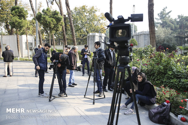 Media waiting for Iranian ministers after cabinet meeting