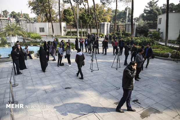 Media waiting for Iranian ministers after cabinet meeting