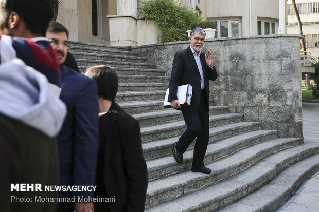 Media waiting for Iranian ministers after cabinet meeting