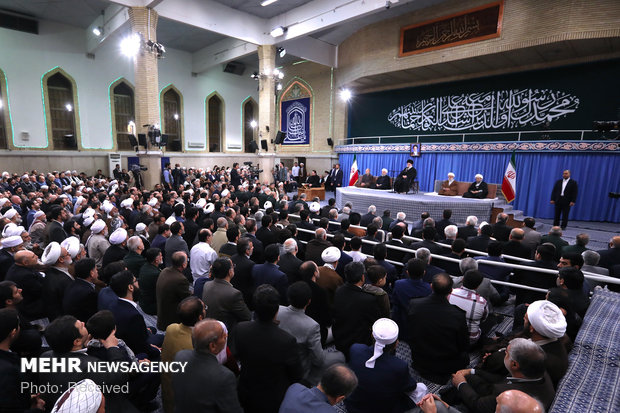 دیدار مسئولان نظام و مهمانان کنفرانس وحدت اسلامی با رهبر انقلاب