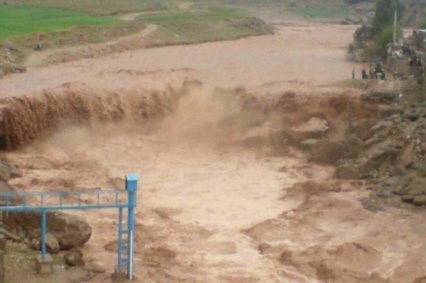 قطع راه ارتباطی ۷ روستای پلدختر در پی بارش‌های سیل آسا
