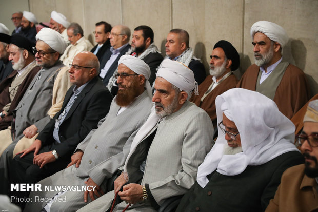 Meeting of govt. officials, participants in Islamic Unity Conf. met with Iran's Leader